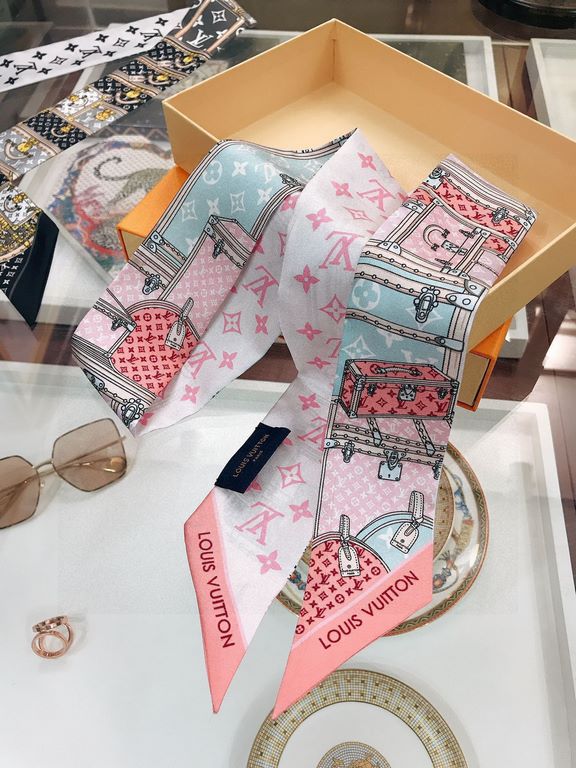 lv [LET'S GO BB] hair tie! A metaphor for Louis Vuitton's trunk-making heritage, the Monogram pattern pays homage to the brand's classics, and the complexity of the image is presented by inkjet printing. Imported from Fr