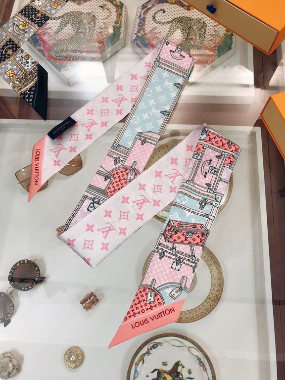 lv [LET'S GO BB] hair tie! A metaphor for Louis Vuitton's trunk-making heritage, the Monogram pattern pays homage to the brand's classics, and the complexity of the image is presented by inkjet printing. Imported from Fr