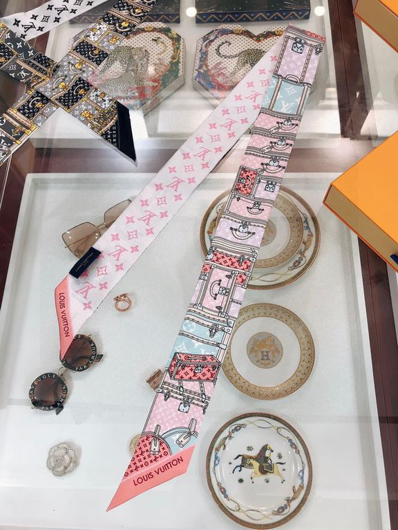 lv [LET'S GO BB] hair tie! A metaphor for Louis Vuitton's trunk-making heritage, the Monogram pattern pays homage to the brand's classics, and the complexity of the image is presented by inkjet printing. Imported from Fr