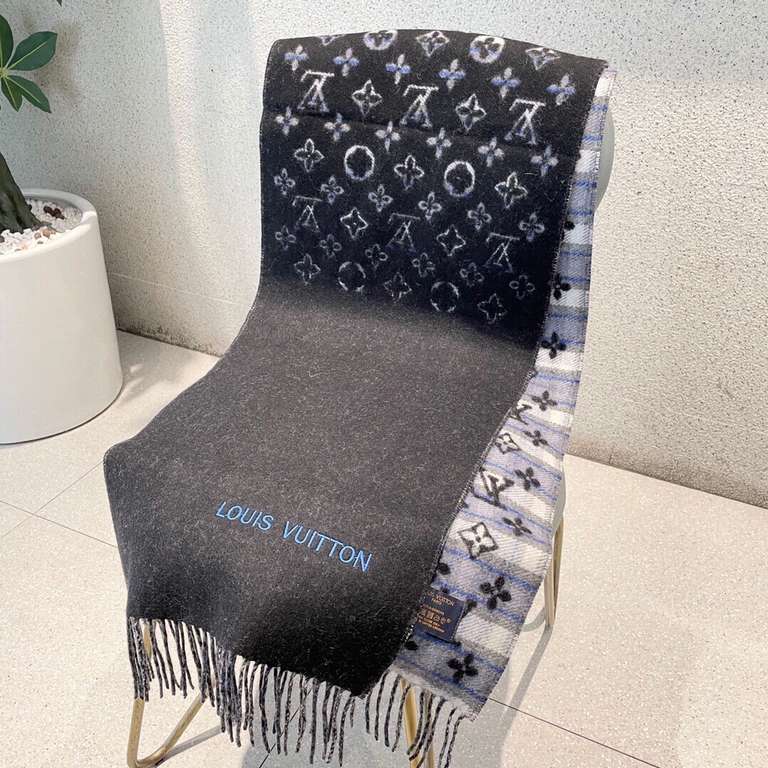 Price LV2023 new fall and winter the most beautiful men and women cashmere scarf Front is the star logo gradient blue The reverse side is a surprise plaid pattern very unique and moisturizing a scarf cashmere texture sof