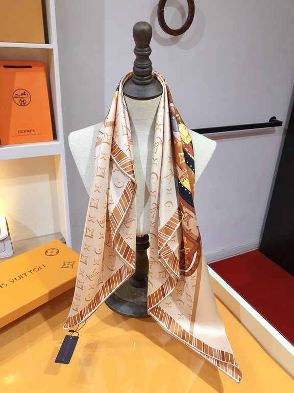 SLV2316 Original Lv [FALL FOR YOU] 90cm version, the square scarf celebrates 168 years of Louis Vuitton heritage with a Monogram pattern depicting Louis Vuitton's iconic and on-trend designs on top of the V logo.The LV V