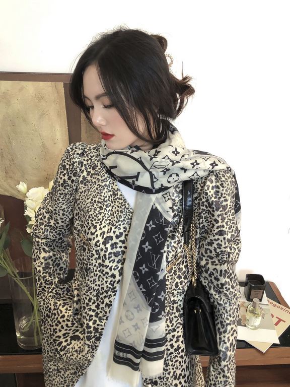 Fashionable and versatile! LV new old flower long scarf] A great item to enhance your temperament and taste! Four seasons must have! Really unbeatable and practical! Lv rare cashmere long scarf, ! Fabric feel really good