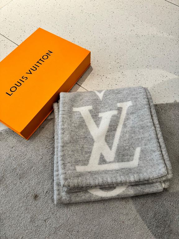 Price 『  Warm and chic. Good quality to the surprise of the fall and winter! White rich beauty temperament.LV this scarf is super practical and good looking ah!!!! Very heavy craft, double-sided different color wool knit