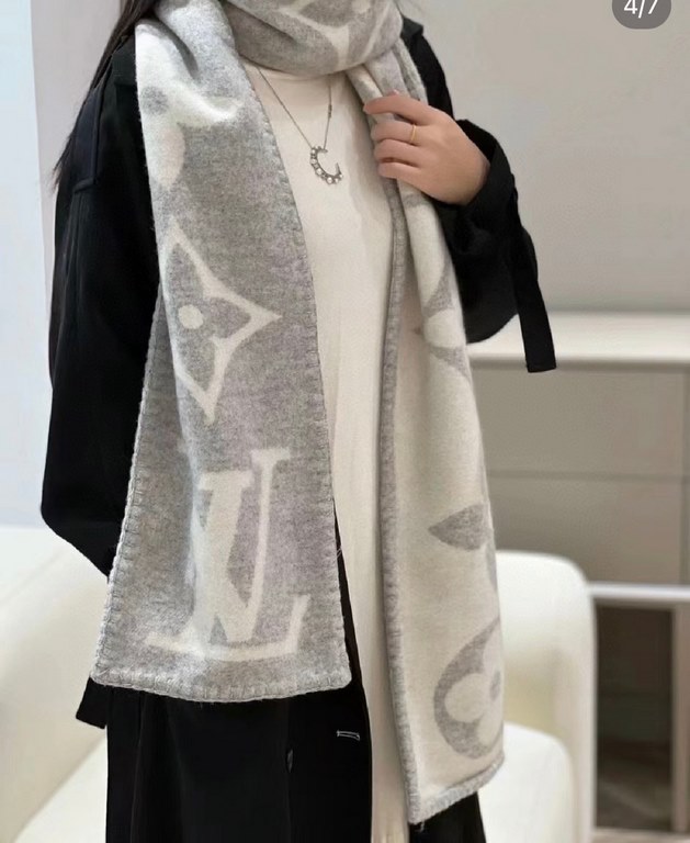 Price 『  Warm and chic. Good quality to the surprise of the fall and winter! White rich beauty temperament.LV this scarf is super practical and good looking ah!!!! Very heavy craft, double-sided different color wool knit