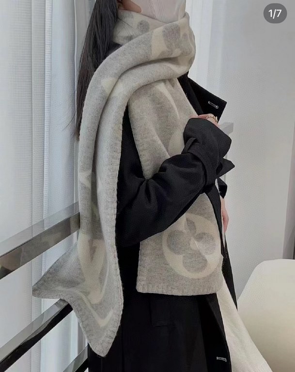 Price 『  Warm and chic. Good quality to the surprise of the fall and winter! White rich beauty temperament.LV this scarf is super practical and good looking ah!!!! Very heavy craft, double-sided different color wool knit