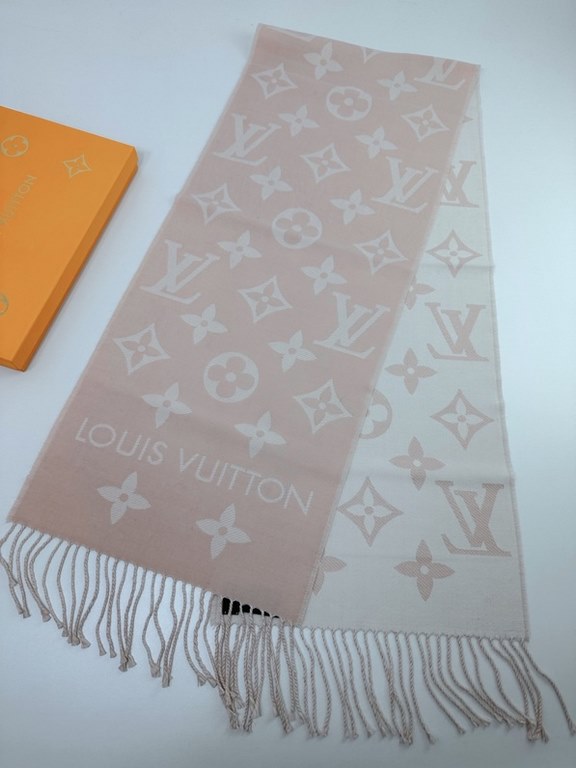 that   Simple letter combination2022 Counter New WoolSimply L's scarf amplifies the classic Monogram pattern across the entire width, illustrating the design heritage while brightening up the focus of everyday wear, with