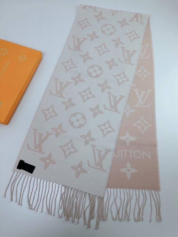 that   Simple letter combination2022 Counter New WoolSimply L's scarf amplifies the classic Monogram pattern across the entire width, illustrating the design heritage while brightening up the focus of everyday wear, with