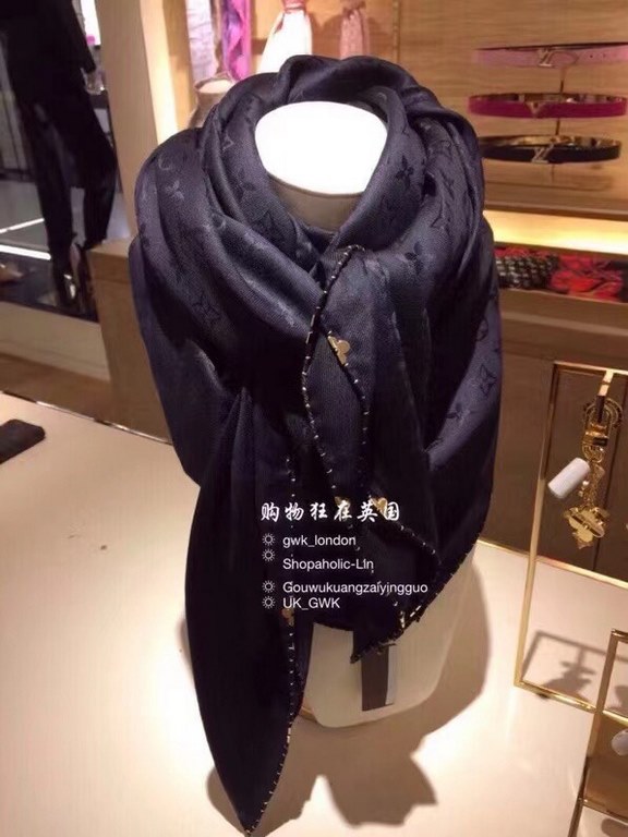 .The best version    Exquisite Heavyweight!!!! The sense of detail is truly cow! LV counter limited metal old flower decorative buttons, pure handmade gold thread crimped shawl! This crimping super labor time, skilled ol