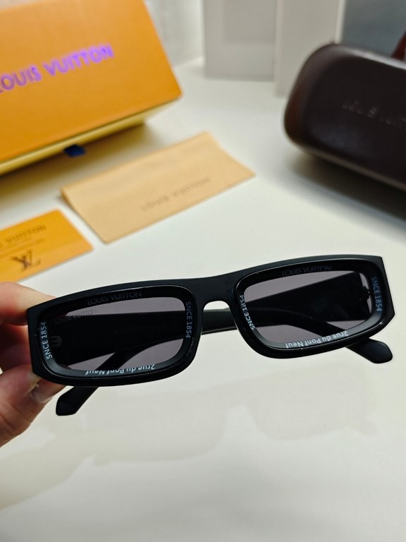 LV Louis Vuitton 2024 new Pixel digital letters sunglasses Wang Jiaer Huang Zi Hongfan Wang Hedi the same sunglasses in Europe and the United States big-name celebrities with the same retro literary sunglasses fashion st