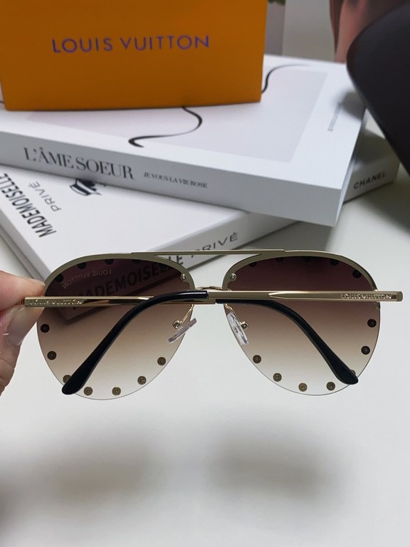 Lv Louis Vuitton New metal rivets large frame sunglasses Europe and the United States ladies sunglasses fashion toad sunglasses sunglasses retro