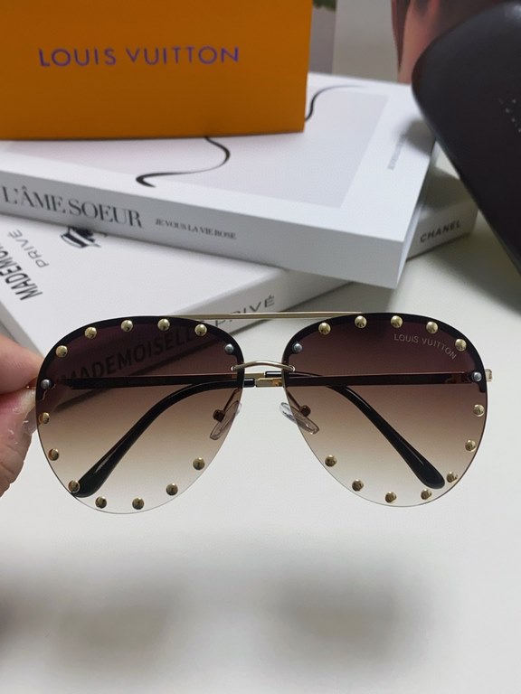 Lv Louis Vuitton New metal rivets large frame sunglasses Europe and the United States ladies sunglasses fashion toad sunglasses sunglasses retro