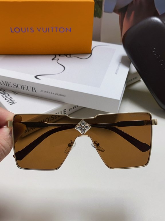 LV Louis Vuitton This year's latest fashion runway models Model Z1700U three-dimensional metal square paragraph one-piece design logo elegantly embellished pile head and lens embellished with diamonds  , can be painted f