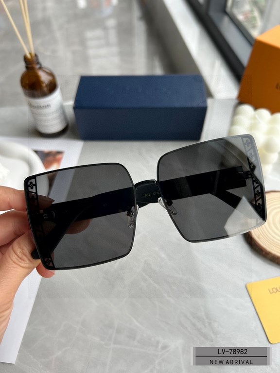 . [Louis Vuitton - LV . [Polaroid Resin Lenses . [TR90 frames are lightweight and comfortable to wear] . [size 63-14-151, ] . [  2023 new sunglasses to reduce the burden of glare, the stars with the same models, blocking