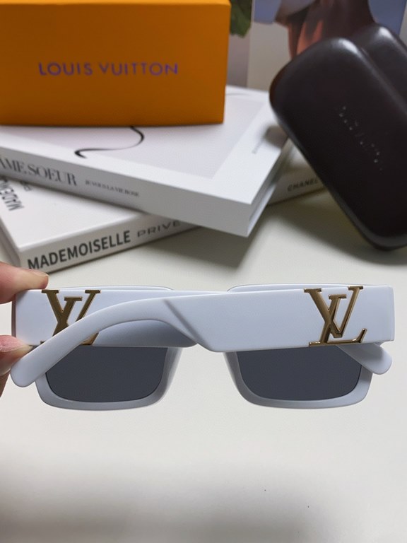 LV Louis Vuitton new sunglasses retro personality avant-garde sunglasses model model high quality plate high quality box