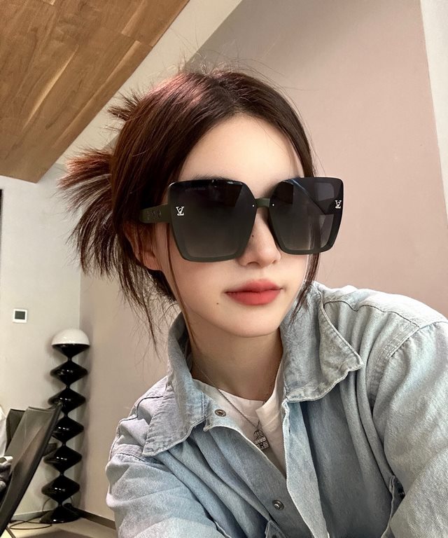 LV sunglasses tide official website model with models [Rose] [Rose] four-leaf clover   exquisite personality design simple fashion high quality worth having absolutely tide explosion throughout the summer new models L261