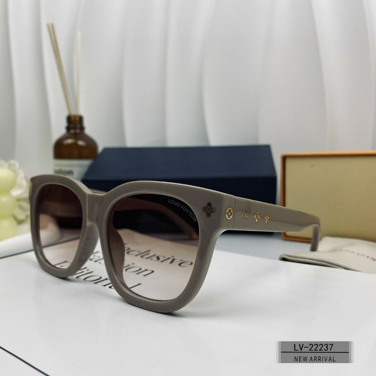 . [Louis Vuitton - LV . [Polaroid Resin Lenses . [PC frames are lightweight and comfortable to wear] . [size 65-13-145]. . [   new sunglasses to reduce the burden of glare, star models, blocking harmful light radiation, 