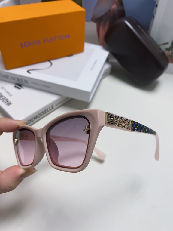 Lv Louis Vuitton 2024 new sunglasses classic family old flower with female senior sense show face small UV protection sunglasses retro simple large frame thin small red book the same models