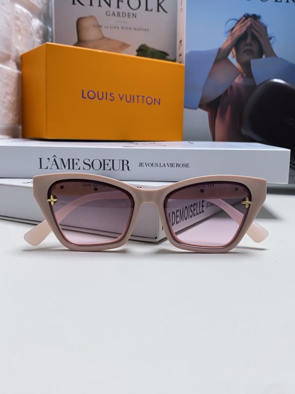 Lv Louis Vuitton 2024 new sunglasses classic family old flower with female senior sense show face small UV protection sunglasses retro simple large frame thin small red book the same models