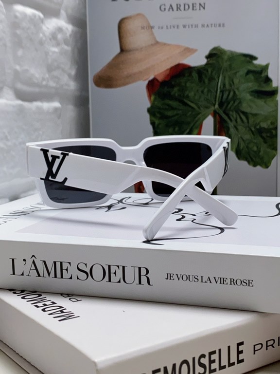 LV Louis Vuitton new sunglasses retro personality avant-garde sunglasses model model high quality plate high quality box