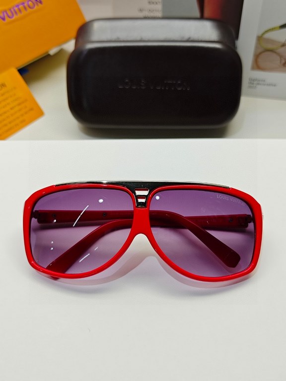 lv Louis Vuitton large frame sunglasses sunglasses classic box design, not pick face type, whether with a coat or dress are very temperamentally polarized lenses to prevent ultraviolet rays 3 color