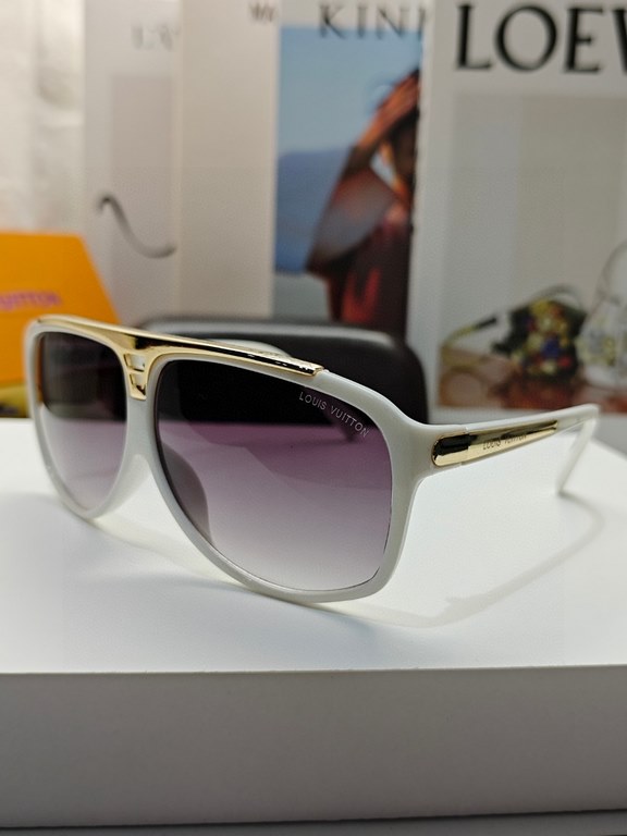 lv Louis Vuitton large frame sunglasses sunglasses classic box design, not pick face type, whether with a coat or dress are very temperamentally polarized lenses to prevent ultraviolet rays 3 color