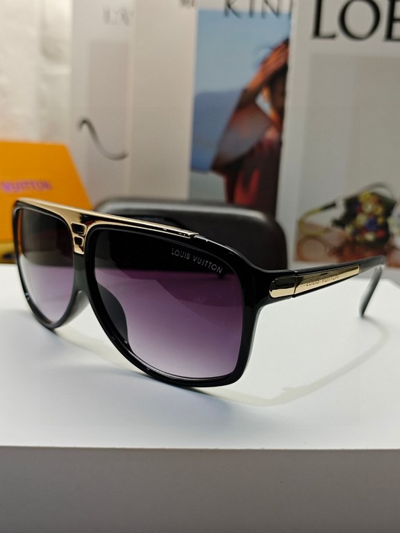 lv Louis Vuitton large frame sunglasses sunglasses classic box design, not pick face type, whether with a coat or dress are very temperamentally polarized lenses to prevent ultraviolet rays 3 color