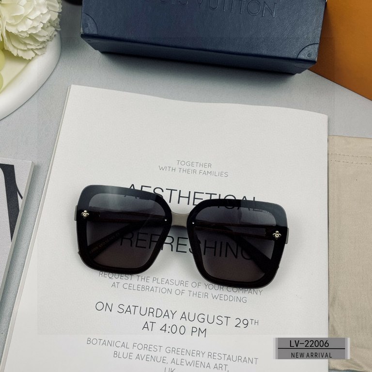 . [Louis Vuitton - LV . [Polaroid Resin Lenses . [TR Frames Lightweight and Comfortable to Wear] . [size 65-13-145] . [   new sunglasses to reduce the burden of glare, star models, blocking harmful light radiation, trave