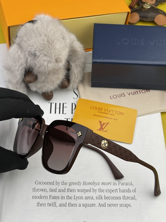 [TR Polarized Series] lv large frame sunglasses sunglasses classic box design, not pick face type, whether with a coat or dress are very temperamental polarized lenses to prevent ultraviolet Model L2201