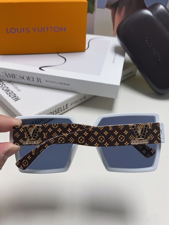 Lv Louis Vuitton 2024 latest fashion sunglasses ladies square thin retro net red sunscreen new senior sense of star street shooting sunglasses personalized with diamond Logo