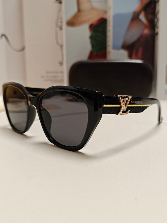 LV Louis Vuitton thick frame polygonal plate sunglasses female European and American wind UV protection sunglasses high goods show face small fashion trend female models