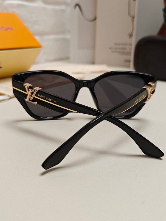 LV Louis Vuitton thick frame polygonal plate sunglasses female European and American wind UV protection sunglasses high goods show face small fashion trend female models