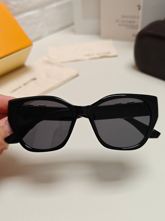 LV Louis Vuitton thick frame polygonal plate sunglasses female European and American wind UV protection sunglasses high goods show face small fashion trend female models