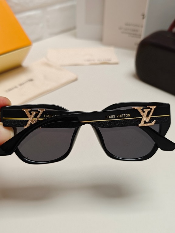 LV Louis Vuitton thick frame polygonal plate sunglasses female European and American wind UV protection sunglasses high goods show face small fashion trend female models