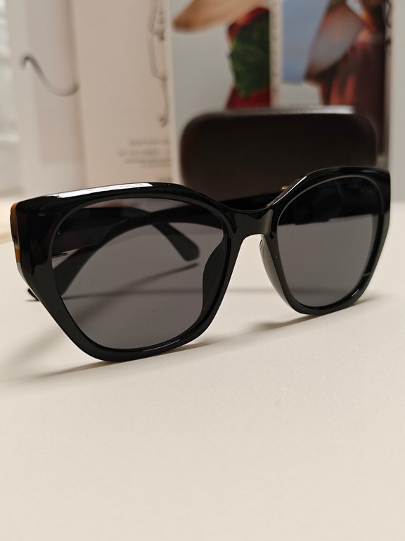 LV Louis Vuitton thick frame polygonal plate sunglasses female European and American wind UV protection sunglasses high goods show face small fashion trend female models