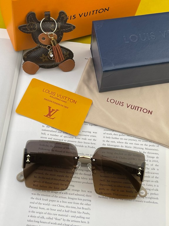 lv large frame sunglasses sunglasses classic box design, not pick face type, whether with a coat or dress are very temperament prevention UV Model L4519