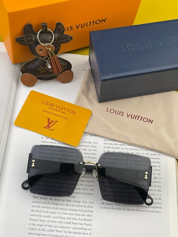 lv large frame sunglasses sunglasses classic box design, not pick face type, whether with a coat or dress are very temperament prevention UV Model L4519