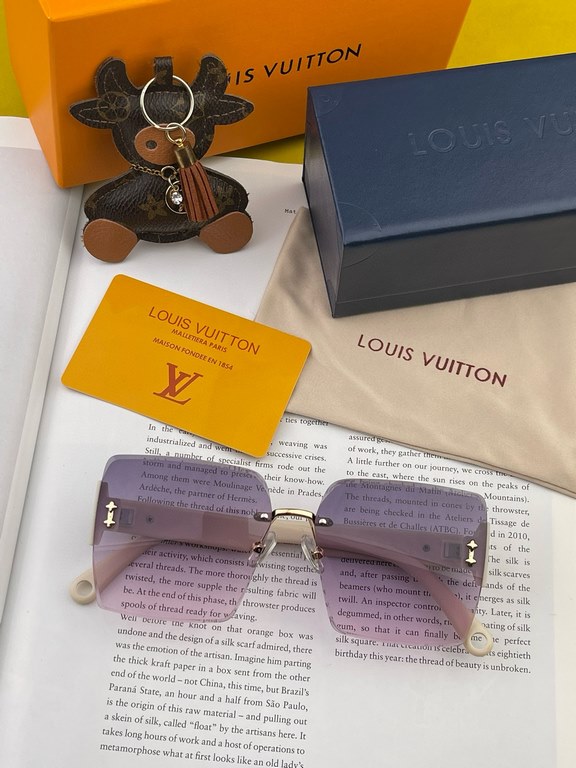 lv large frame sunglasses sunglasses classic box design, not pick face type, whether with a coat or dress are very temperament prevention UV Model L4519