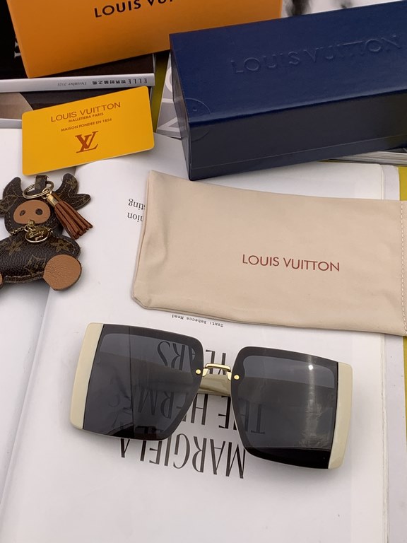 lv large frame sunglasses sunglasses classic box design, not pick face type, whether with a coat or dress are very temperament prevention UV Model L07702