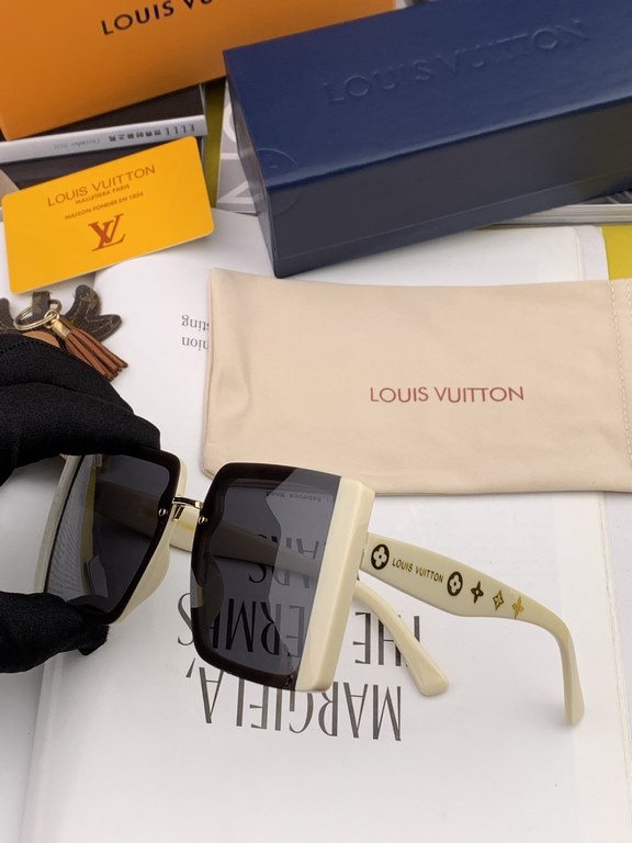 lv large frame sunglasses sunglasses classic box design, not pick face type, whether with a coat or dress are very temperament prevention UV Model L07702