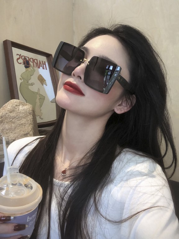 lv large frame sunglasses sunglasses classic box design, not pick face type, whether with a coat or dress are very temperament prevention UV Model L07702