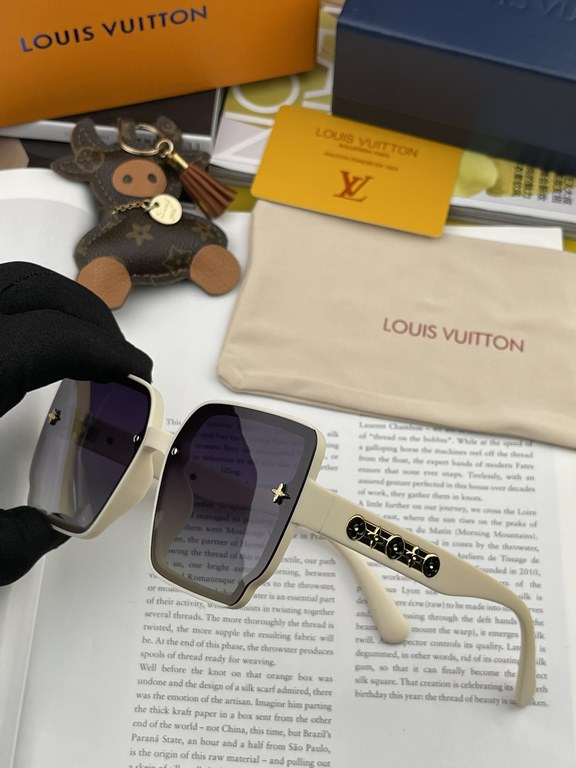 [TR Polarized Series] lv large frame sunglasses sunglasses classic box design, not pick face type, whether with a coat or dress are very temperamental polarized lenses to prevent ultraviolet Model L1007