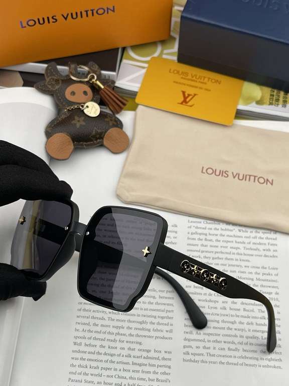 [TR Polarized Series] lv large frame sunglasses sunglasses classic box design, not pick face type, whether with a coat or dress are very temperamental polarized lenses to prevent ultraviolet Model L1007