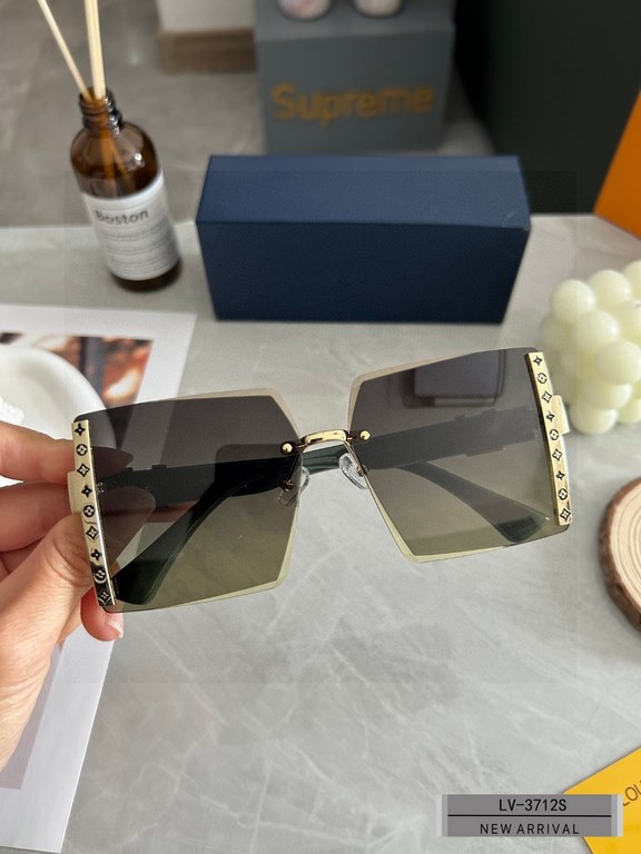 . [Louis Vuitton - LV . [Polaroid Resin Polarized Lenses] . [TR Frames Lightweight and Comfortable to Wear] . [size 59-18-151, ] . [ 2023 new sunglasses to reduce the burden of glare, star models, blocking harmful light 