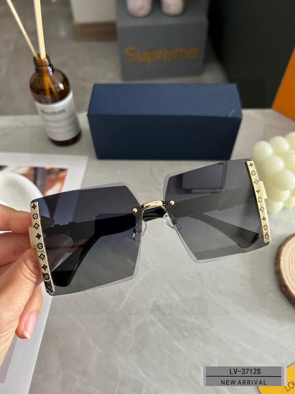 . [Louis Vuitton - LV . [Polaroid Resin Polarized Lenses] . [TR Frames Lightweight and Comfortable to Wear] . [size 59-18-151, ] . [ 2023 new sunglasses to reduce the burden of glare, star models, blocking harmful light 