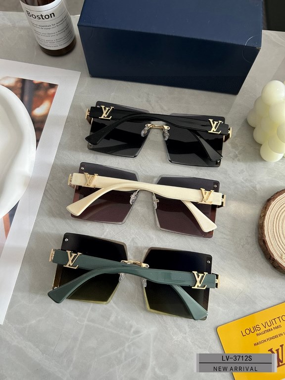 . [Louis Vuitton - LV . [Polaroid Resin Polarized Lenses] . [TR Frames Lightweight and Comfortable to Wear] . [size 59-18-151, ] . [ 2023 new sunglasses to reduce the burden of glare, star models, blocking harmful light 