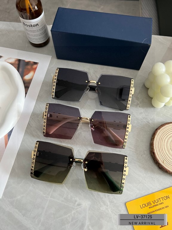 . [Louis Vuitton - LV . [Polaroid Resin Polarized Lenses] . [TR Frames Lightweight and Comfortable to Wear] . [size 59-18-151, ] . [ 2023 new sunglasses to reduce the burden of glare, star models, blocking harmful light 