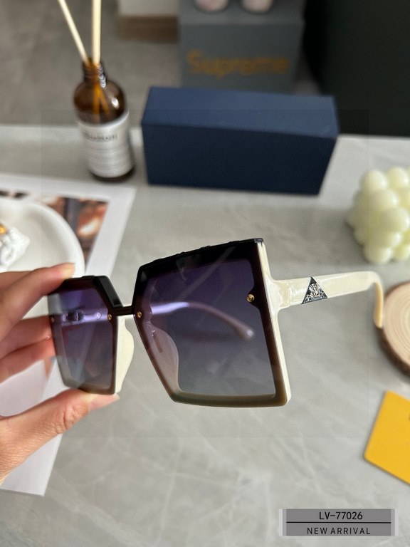 . [Louis Vuitton - LV . [Polaroid Resin Lenses . [TR90 frames are lightweight and comfortable to wear] . [size 60-16-148, ] . [  2023 new sunglasses to reduce the burden of glare, the stars with the same models, blocking