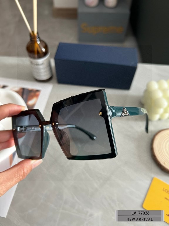 . [Louis Vuitton - LV . [Polaroid Resin Lenses . [TR90 frames are lightweight and comfortable to wear] . [size 60-16-148, ] . [  2023 new sunglasses to reduce the burden of glare, the stars with the same models, blocking