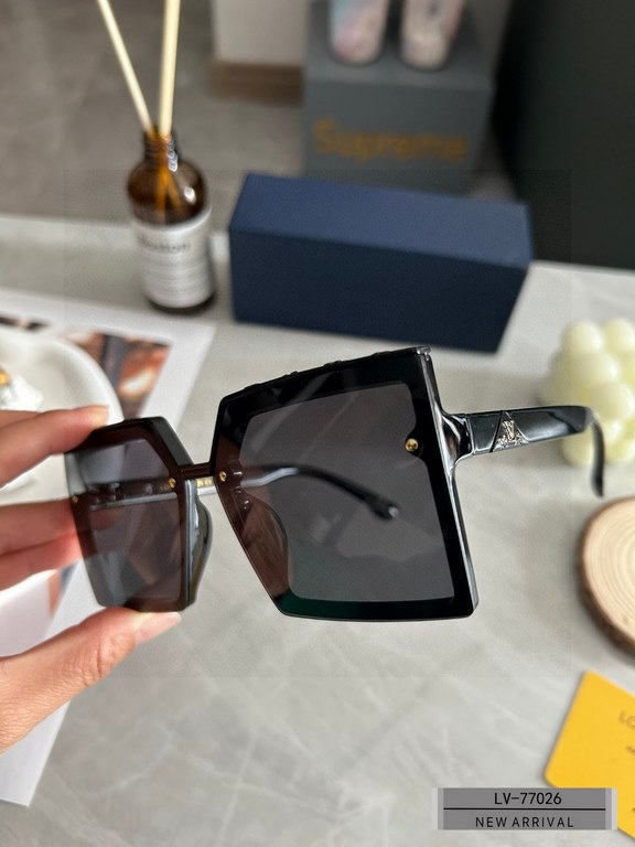 . [Louis Vuitton - LV . [Polaroid Resin Lenses . [TR90 frames are lightweight and comfortable to wear] . [size 60-16-148, ] . [  2023 new sunglasses to reduce the burden of glare, the stars with the same models, blocking