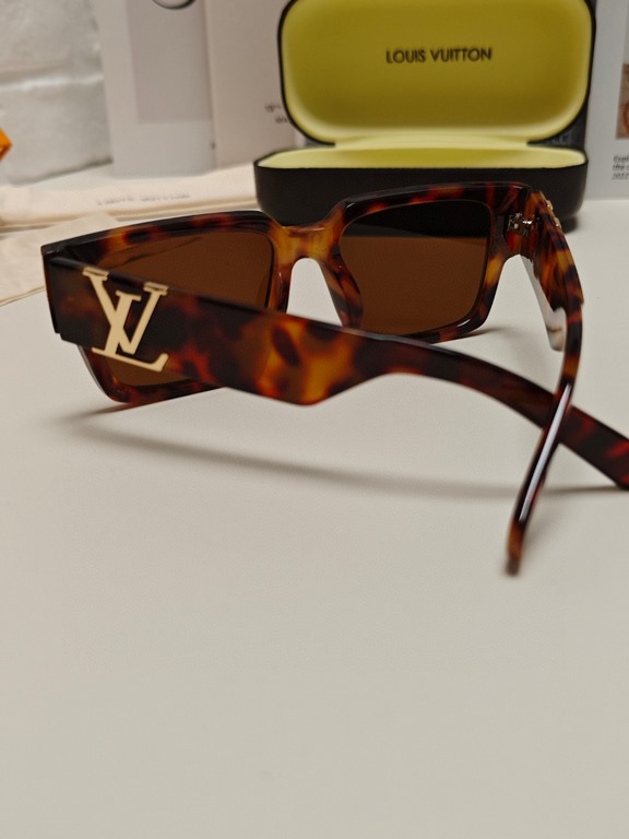 LV Louis Vuitton new sunglasses retro personality avant-garde sunglasses model model high quality plate high quality box